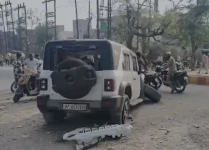 मुजफ्फरनगर : शराब के नशे में बेकाबू थार चालक ने मचाया उत्पात, खंभा टेढ़ा कर पेड़ से टकराई कार