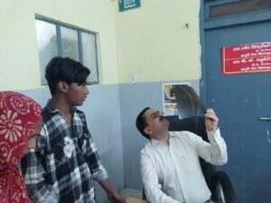 मुजफ्फरनगर : सीएमओ का औचक निरीक्षण, ओपीडी में खुद किया मरीजों का इलाज