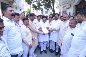 मुजफ्फरनगर : पंचायत चुनाव को लेकर प्रधानों की हुंकार, मंत्री कपिल देव अग्रवाल को सौंपा ज्ञापन