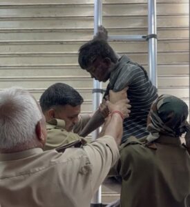 गाजियाबाद : चोर ने मदद के लिए पुलिस बुलाई , चोरी करते हुए शटर में फसा , पुलिस ने बचाई जान