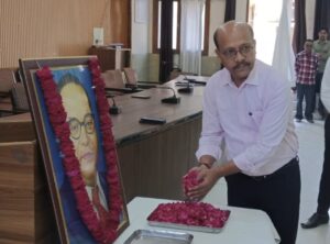 अंबेडकर जयंती पर कलेक्ट्रेट में हुआ श्रद्धा व सम्मान का आयोजन, अधिकारियों ने समानता व शिक्षा के संदेश को अपनाने का लिया संकल्प