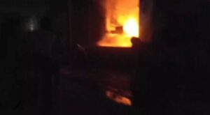 शॉर्ट सर्किट से दो दुकानें जलकर राख, धमाकों से दहला इलाका