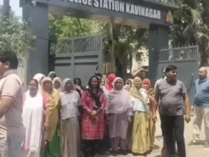 नाबालिग से छेड़छाड़ के आरोप पर हंगामा, व्यापारी की गिरफ्तारी के बाद थाने का घेराव