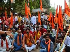 थाने में भाजपा कार्यकर्ताओं का प्रदर्शन, हनुमान चालीसा पाठ के बीच गरमाया माहौल