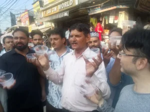 मुजफ्फरनगर में सीलिंग के विरोध में कटोरा लेकर सड़क पर उतरे व्यापारी