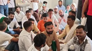 बिजली विभाग कार्यालय पर रालोद का धरना, मुकदमा वापस लेने की मांग