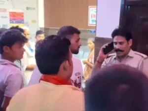 नशे में ही इलाज करने पहुंच गए के डॉक्टर साहब , पुलिस ने हिरासत में लिया, अस्पताल में हंगामा