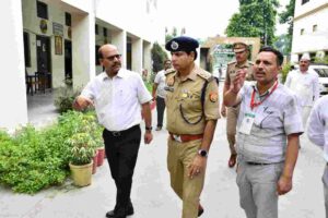 यूपीटीईटी परीक्षा को लेकर प्रशासन सतर्क, डीएम-एसएसपी ने परीक्षा केंद्रों का किया निरीक्षण