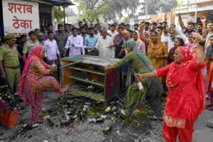मुजफ्फरनगर:महिलाओं ने शराब का ठेका पलटा , शराब की बोतले तोड़कर काटा हंगामा